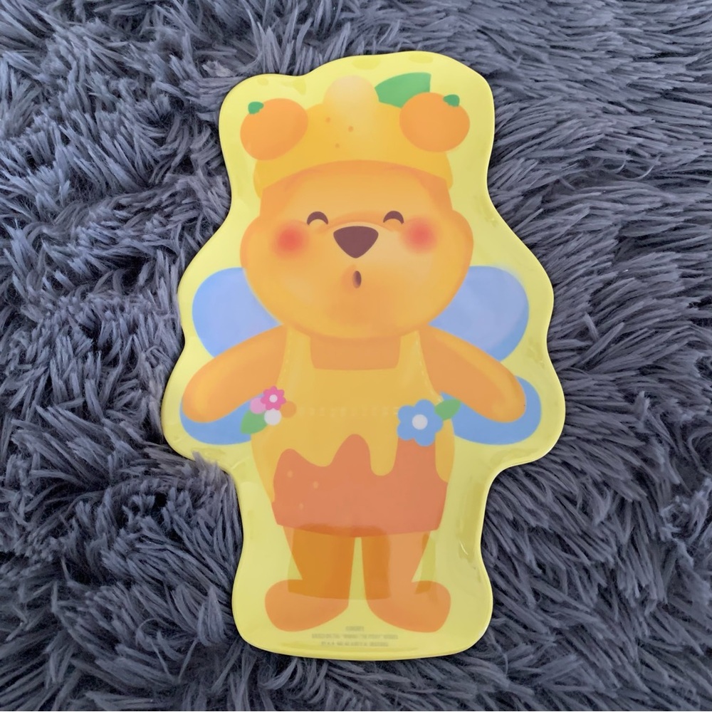 BNWT Disneyland 23cm Hong Kong Winnie the Pooh Die Cut Plastic Plate